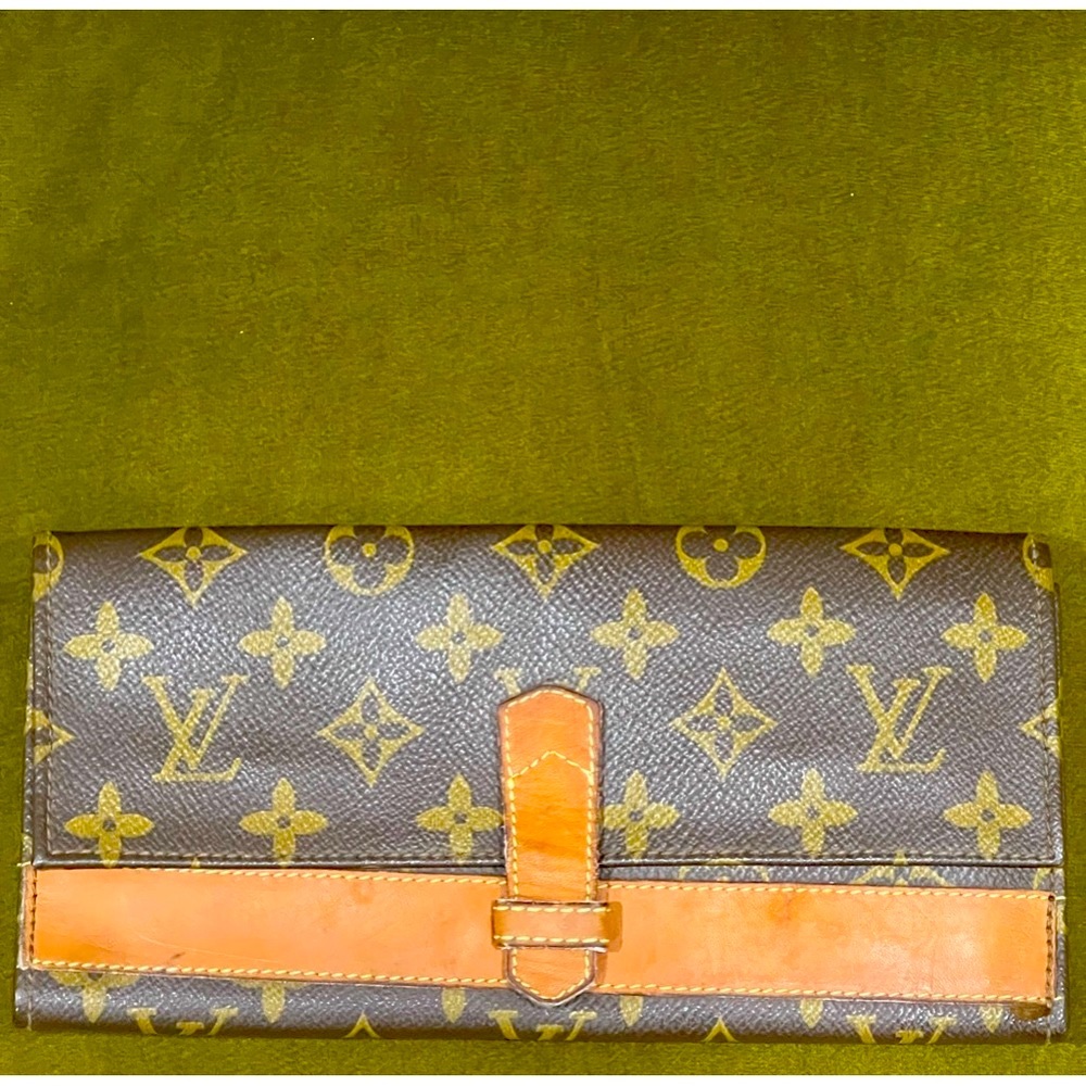 Louis Vuitton wallet/clutch